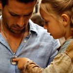 Bio sam najsrećniji čovek na svetu, dok mi beskućničko dete nije prišlo, pokazalo na moju ogrlicu i šapnulo tri reči koje su mi presekle dah