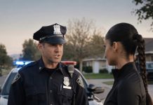 Rasistički policajac zaustavio je mladu ženu bez ikakvog prekršaja i pokušao da je uhapsi pred cijelom ulicom, ali nije mogao ni da zamisli ko je ona zapravo ili šta će mu se desiti samo nekoliko minuta kasnije 😳 Rasistički policajac zaustavio je mladu ženu bez ikakvog prekršaja i pokušao da je uhapsi pred cijelom ulicom, ali nije mogao ni da zamisli ko je ona zapravo ili šta će mu se desiti samo nekoliko minuta kasnije 😳 - featured image