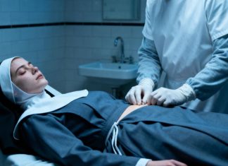 Doveli su tijelo časne sestre u mrtvačnicu, ali kada su počeli rezati njezin habit, pojavila se poruka: