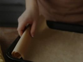 Papir za pečenje je najopasnija stvar u kuhinji – evo šta nikak0 ne smijete da radite sa njim Papir za pečenje je najopasnija stvar u kuhinji – evo šta nikak0 ne smijete da radite sa njim - featured image