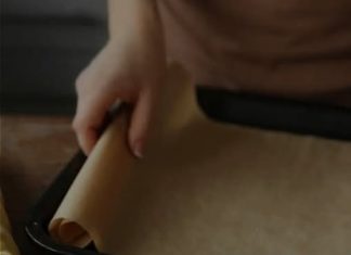 Papir za pečenje je najopasnija stvar u kuhinji – evo šta nikak0 ne smijete da radite sa njim Papir za pečenje je najopasnija stvar u kuhinji – evo šta nikak0 ne smijete da radite sa njim - featured image