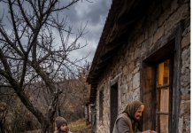 Starica je svake večeri ostavljala hleb na prozoru — a nije znala ko ga odnosi.