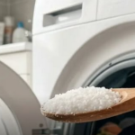 Ubaci kašiku soli u veš mašinu i gledaj čudo: Crna majica nikad ne izgleda isto