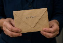 Čistačica je godinama pronalazila sitne novčiće ispod iste bolničke klupe. Posljednja koverta otkrila je dirljivu tajnu. Čistačica je godinama pronalazila sitne novčiće ispod iste bolničke klupe. Posljednja koverta otkrila je dirljivu tajnu. - featured image