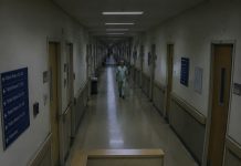 Bolničke nadzorne kamere snimile su me kako u četiri ujutro vrištim i skrivam se ispod stola… Kada je osiguranje povećalo snimku pacijentove narukvice, svi su zanijemili Bolničke nadzorne kamere snimile su me kako u četiri ujutro vrištim i skrivam se ispod stola… Kada je osiguranje povećalo snimku pacijentove narukvice, svi su zanijemili - featured image