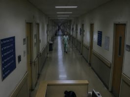 Bolničke nadzorne kamere snimile su me kako u četiri ujutro vrištim i skrivam se ispod stola… Kada je osiguranje povećalo snimku pacijentove narukvice, svi su zanijemili Bolničke nadzorne kamere snimile su me kako u četiri ujutro vrištim i skrivam se ispod stola… Kada je osiguranje povećalo snimku pacijentove narukvice, svi su zanijemili - featured image