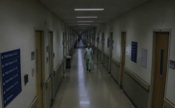Bolničke nadzorne kamere snimile su me kako u četiri ujutro vrištim i skrivam se ispod stola… Kada je osiguranje povećalo snimku pacijentove narukvice, svi su zanijemili Bolničke nadzorne kamere snimile su me kako u četiri ujutro vrištim i skrivam se ispod stola… Kada je osiguranje povećalo snimku pacijentove narukvice, svi su zanijemili - featured image