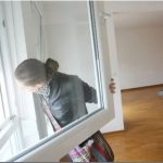 Ako je napolju previše hladno, stavite ovo na prozore i vaš dom će se UGRIJATI za nekoliko minuta Ako je napolju previše hladno, stavite ovo na prozore i vaš dom će se UGRIJATI za nekoliko minuta - featured image