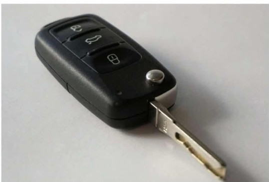 0V0 0DMAH URADlTE kada vam ključevi ostanu zaključani u kolima: Način je krajnje jednostavan - featured image 0V0 0DMAH URADlTE kada vam ključevi ostanu zaključani u kolima: Način je krajnje jednostavan - featured image