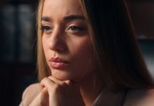 Zašto neka osoba iznenada prestane da komunicira sa vama i samo nestane: Uvek krivite sebe, a zapravo se to najčešće dešava zbog ova 4 razloga Zašto neka osoba iznenada prestane da komunicira sa vama i samo nestane: Uvek krivite sebe, a zapravo se to najčešće dešava zbog ova 4 razloga - featured image
