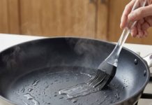 Zašto iskusne domaćice brišu tavu octom prije prženja: stari kuhinjski trik Zašto iskusne domaćice brišu tavu octom prije prženja: stari kuhinjski trik - featured image