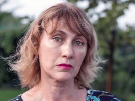 Žene 50+ nikako ne treba da biraju ovu frizuru i boju kose: Čini da izgledaju starije i umorno Žene 50+ nikako ne treba da biraju ovu frizuru i boju kose: Čini da izgledaju starije i umorno - featured image