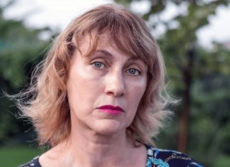 Žene 50+ nikako ne treba da biraju ovu frizuru i boju kose: Čini da izgledaju starije i umorno Žene 50+ nikako ne treba da biraju ovu frizuru i boju kose: Čini da izgledaju starije i umorno - featured image