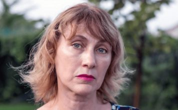 Žene 50+ nikako ne treba da biraju ovu frizuru i boju kose: Čini da izgledaju starije i umorno Žene 50+ nikako ne treba da biraju ovu frizuru i boju kose: Čini da izgledaju starije i umorno - featured image