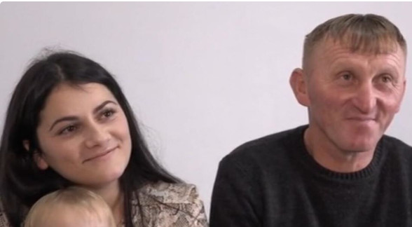 Duško je oženio najlepšu albansku mladu: Rodila je pet ćerki u trošnoj kući na Goliji bez vode i kupatila, a onda je usledio obrt - featured image Duško je oženio najlepšu albansku mladu: Rodila je pet ćerki u trošnoj kući na Goliji bez vode i kupatila, a onda je usledio obrt - featured image