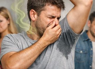 Stavite OVU jednostavnu stvar pod pazuh i rešite se neprijatnog mirisa za NEKOLIKO MINUTA: Spas za sve koji se bore sa znojenjem krije se u kuhinji! Stavite OVU jednostavnu stvar pod pazuh i rešite se neprijatnog mirisa za NEKOLIKO MINUTA: Spas za sve koji se bore sa znojenjem krije se u kuhinji! - featured image